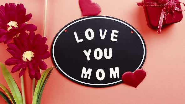 Love you Mom Background with Flower for Mother's Day alt