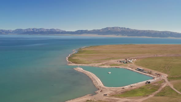 Blue lake and mountains in a sunny day alt