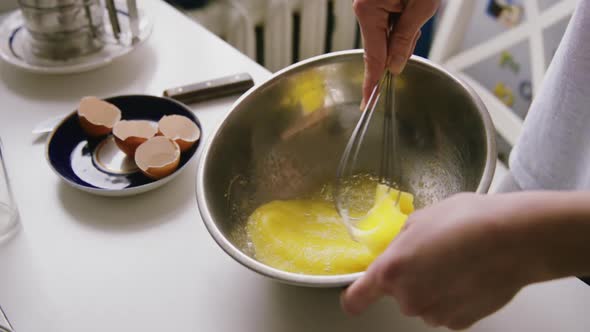 Person Preparing Homemade Omelette Mixing Eggs with Hand Corolla alt