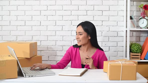 Woman dancing and selling product online, Online marketing concept alt