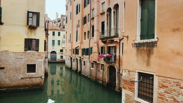 Old Buildings and a Narrow Canal for Boats and Gondolas in Venice alt