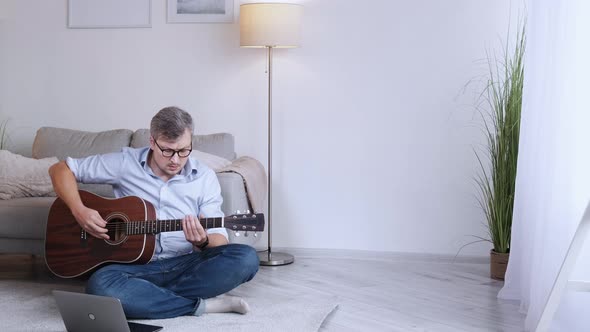 Guitar Lesson Male Player Online Education Smart alt