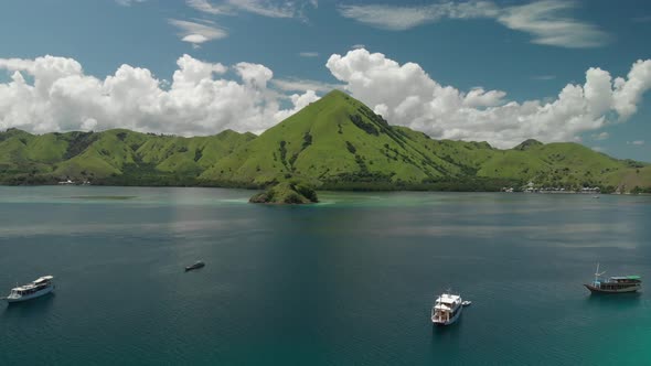 Aerial view of the beautiful green mountains, boats and blue sea water in komodo national park in In alt
