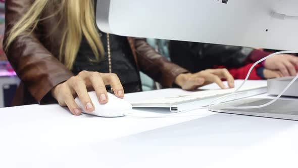 Business Woman Using A Modern Computer alt