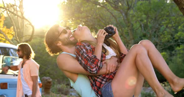 Hipster friends in front of a van alt