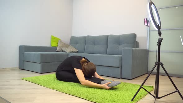 A beautiful athletic woman fitness blogger talks about her fitness workout. alt