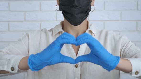 Love in a pandemic. alt