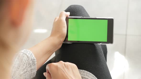 Woman holding chroma key greenscreen tablet indoor 4K 2160p 30fps UltraHD footage - Display of mobil