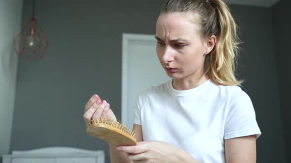 Drop-down Hair in Female Hands with Comb alt