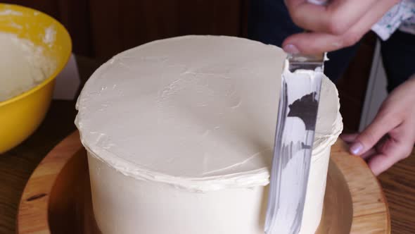 Spreading icing on a cake alt