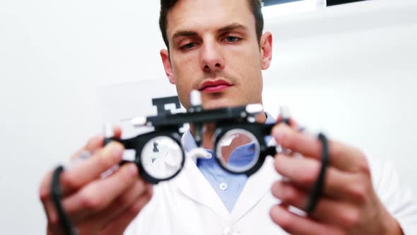 Optometrist holding messbrille alt