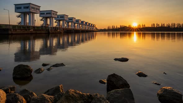 4K Timelapse of Uthokawiphatprasit Watergate, Pak Phanang, Nakhon Si Thammarat, Thailand alt