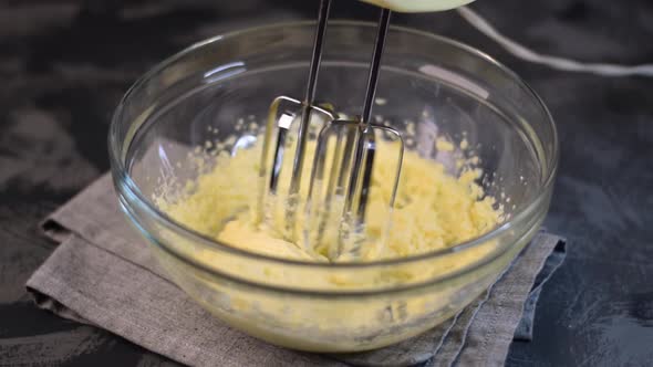 Mixing butter and sugar with the hand mixer and turning it off alt