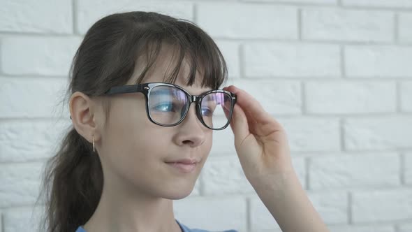 Teen wear glasses.  alt