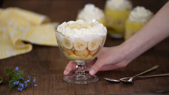 Banana Pudding With Cookies And Whipping Cream