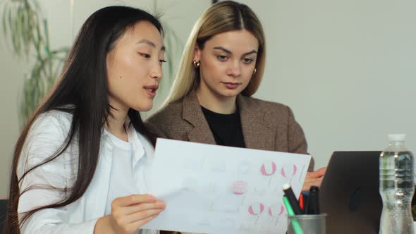 Creative Modern Business Womens in Startup Team Meeting alt