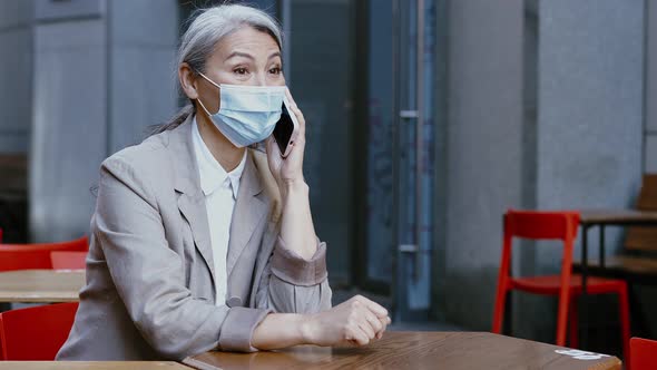 senior woman using her smartphone alt