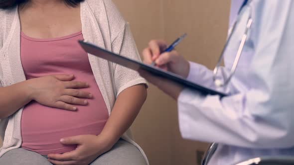 Pregnant Woman and Gynecologist Doctor at Hospital alt