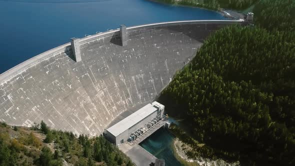 Drone shoots a video over a large dam and river (Hungry Horse Dam, Flathead River, Montana, USA) alt