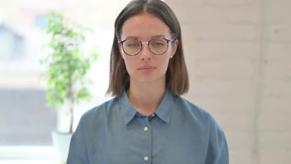 Portrait of Young Woman Looking at Camera alt