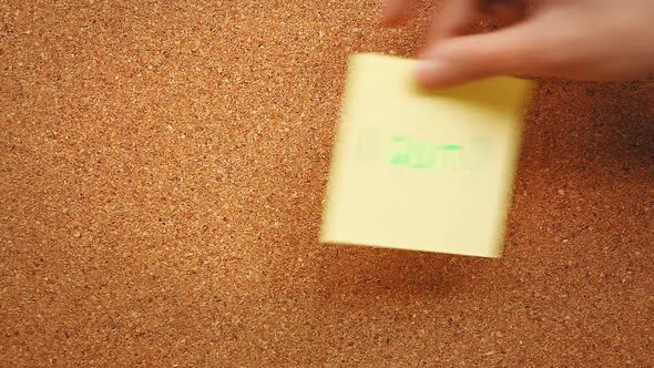 Note reading 'I quit' on a cork board