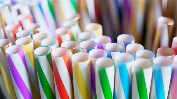 Bunch of rotating drinking straws. A large number of colourful straws on a bar. alt