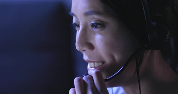 Customer services operator working at night   alt