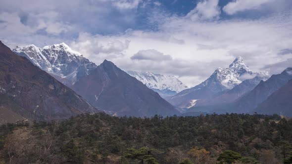 Ama Dablam and Taboche Mountains on Sunny Day. Himalaya, Nepal alt