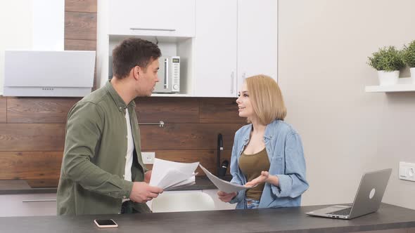 Divorced Family Swears and Argues Over Financial Problems alt