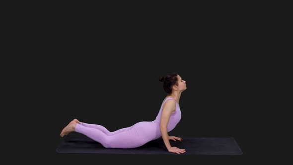 Beautiful Slim Woman Yoga Coach Shows Crow Pose During Workout, Alpha in alt