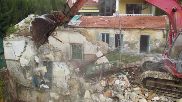 Demolishing Small Old Building House with Hydraulic Crusher Excavator Demolition alt
