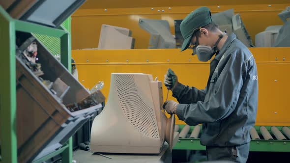 Disassembly of an Old-fashioned Computer Monitor alt