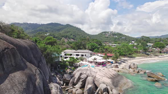 Beautiful beach and unique rock features at Hin Ta Hin Yai Beach on Koh Samui in Thailand alt