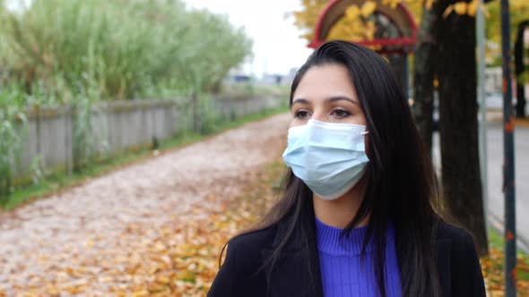 Young woman wears surgical mask in the time of the Covid-19 pandemic.