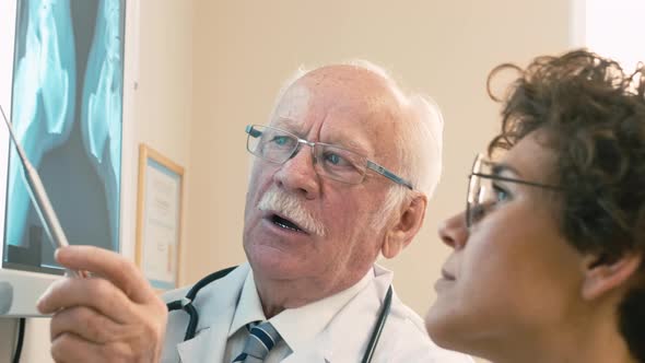 Doctor explaining young surgeon diagnosis