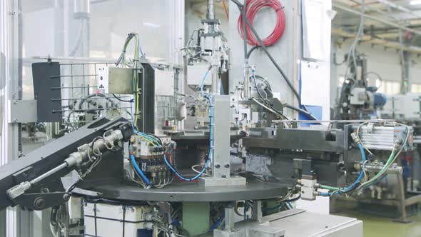 Automated assembly line for metal parts in the automotive industry alt