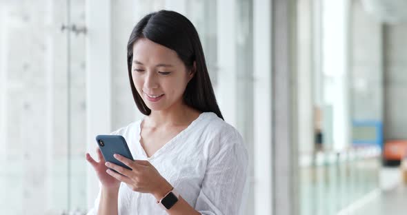 Woman use of cellphone in campus alt