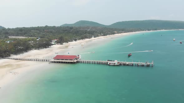 Pier with jetty. Clear turquoise water, white sand tropical beach, Koh Rong Samloem alt