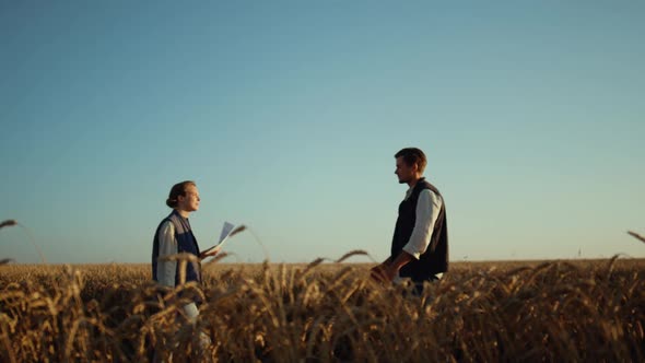 Agricultural Business Partners Concluding Successful Deal at Golden Wheat Field alt