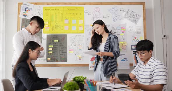 Woman team leader coach mentor talk employee alt