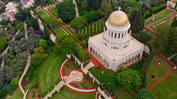 Bahai temple and gardens in Haifa, Israel alt