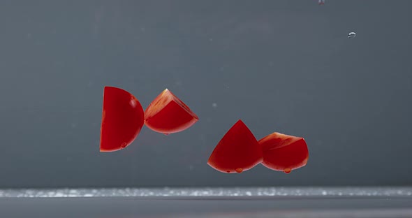 Tomatoes, solanum lycopersicum, Fruits Falling on Water, Slow Motion 4K alt