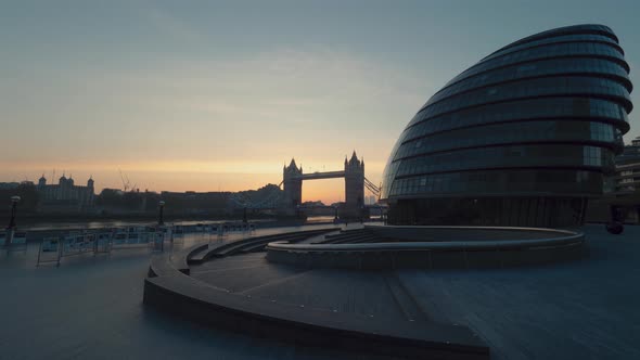 Time-lapse of Tower bridge at sunrise. Wide shot of Tower bridge,Tower of London and City Hall at su alt