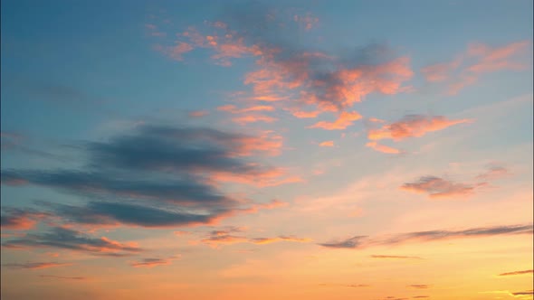 4K UHD : Timelapse of beautiful sky with clouds background alt